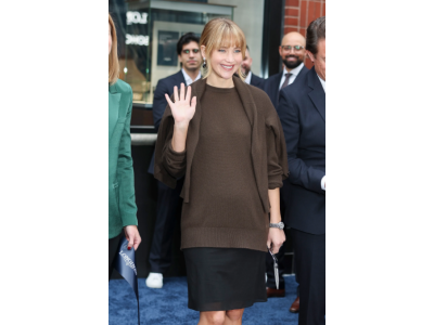 Le pull dans des tons de marron — sous toutes ses déclinaisons — est la tendance cosy et stylée qui apporte une touche de raffinement aux looks d’hiver.