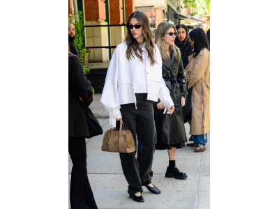 Vittoria Ceretti prouve que l’association du noir et du blanc ne se démode jamais, en la combinant avec un jean large et une veste courte.